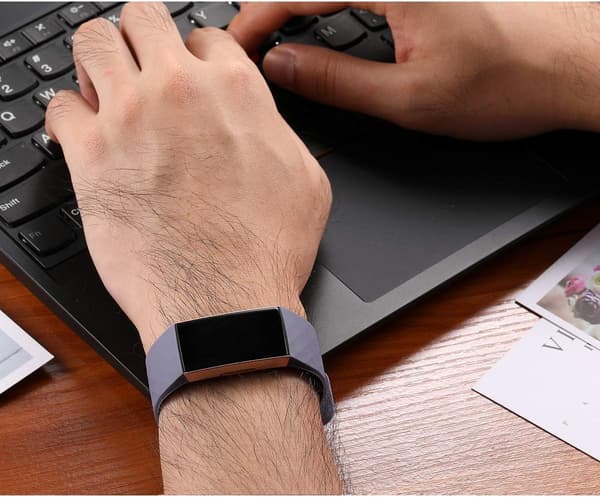 Justerbart klassiskt ersättningsarmband för Fitbit Charge 3/4