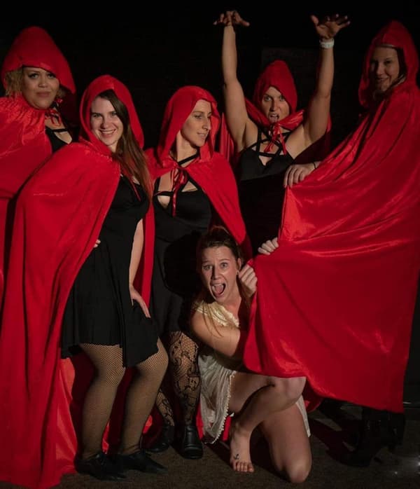 Unisex sort voksen heksekappe i fuld længde med hætte Halloween