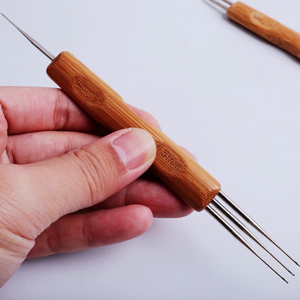 Kaksipäinen Dreadlock Virkattu Bambukahva Koukku Dreadlockseille 0.75mm(1+2)