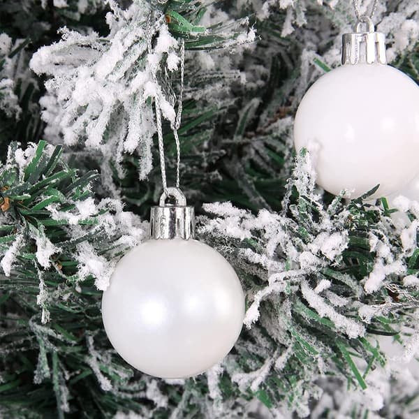Specialformade julkulor, som används för säsongens semesterbröllop silver green red white