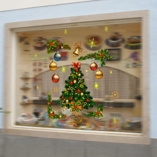 Gyllene julkulor julgran glasfönster vardagsrum vara