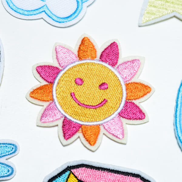Förpackning med 28 broderade tygmärken