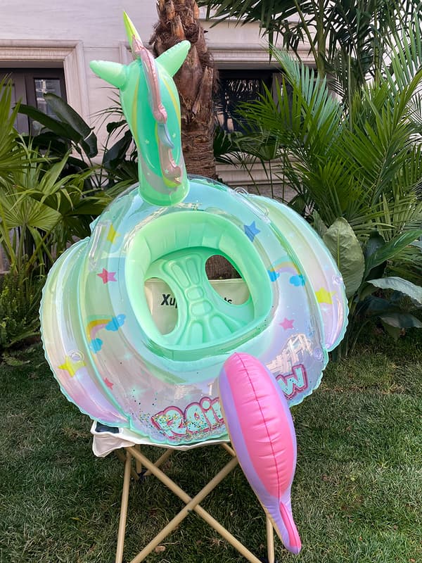 Baby barn simcirkel sitter regnbåge häst simning Inflata