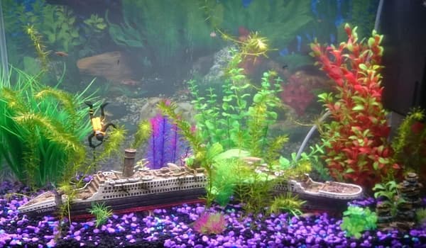 Akvariumdekorasjon i form av Titanic-vraket - i harpiks