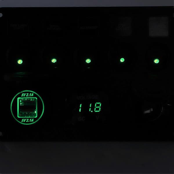 5-girs LED-vippebryterpanel med digitalt voltmeter universelt for bobil, bil, motorbåt, grønn