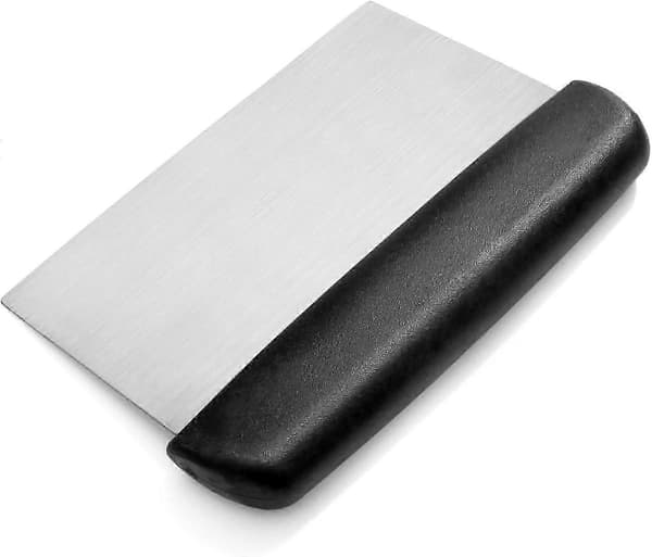Svart deigskrape i plast, 15 x 7,5 cm