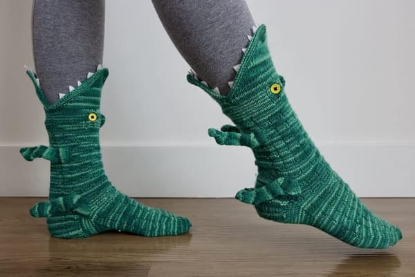Krokodilstickade strumpor - Vintervarma unisex stickade djurstrumpor (grön)