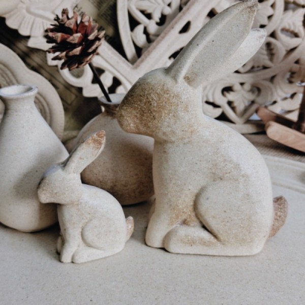 Luonnollinen keskeneräinen puinen kani maalattavaksi tee-se-itse pääsiäisen puukoristeet koristeena maalaistalon puupupu