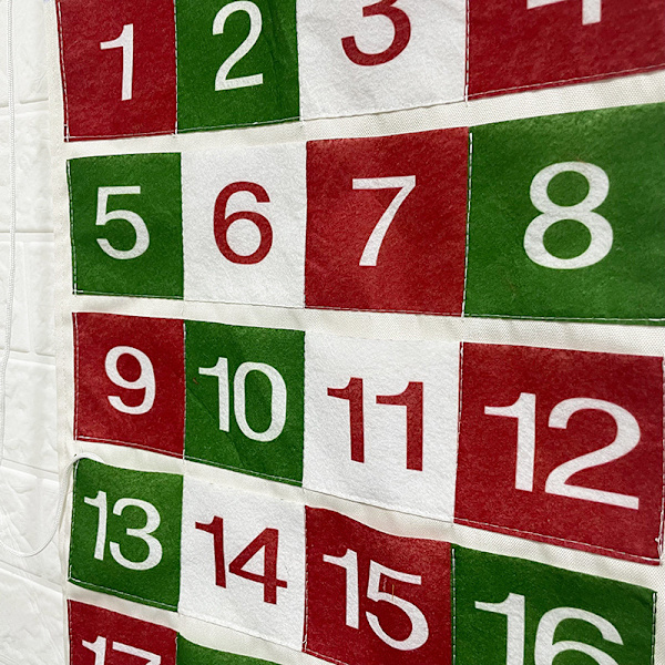 24 Lommer Stof Julekalender, Julekalender med Lommer, Jule Nedtællingskalender til Børn Væghængende Taske Hjemmedekoration