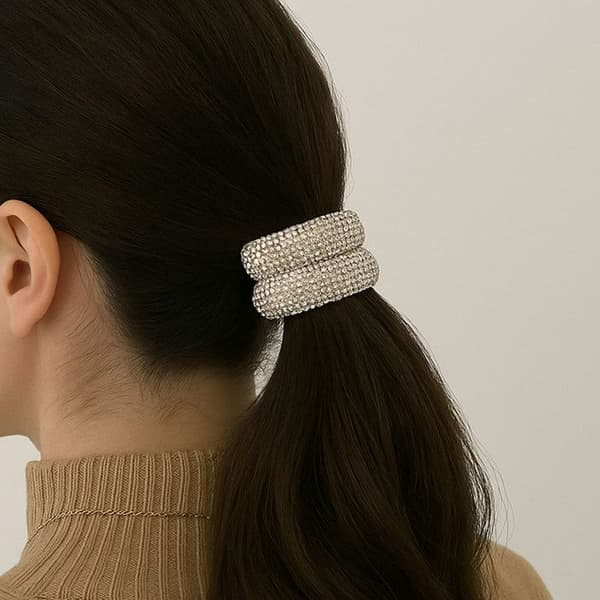 Trendande elastisk hårband med geometriska strass i raffinerad guld. Gul