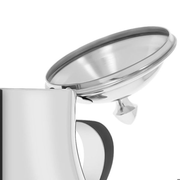 Ståltekanna med kapacitet 1,4L, med hällpip och lock i silverdesign. Grå