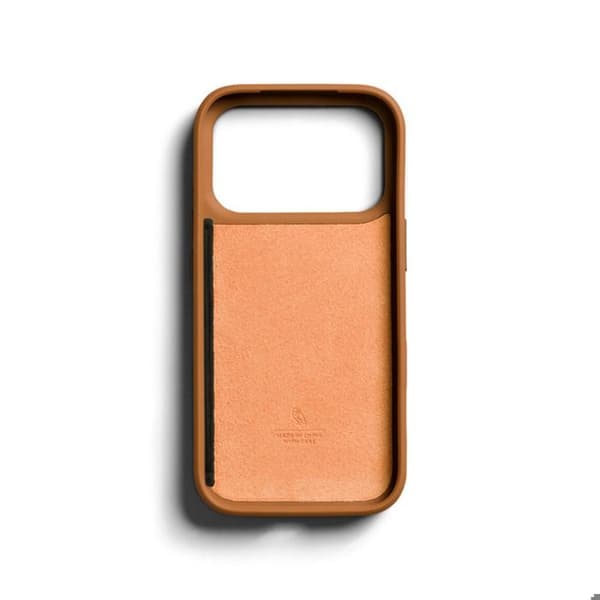 Skal för iPhone 18 Pro / iPhone 17 Pro i läder med 3 kortfack och stöd Bellroy Camel brun