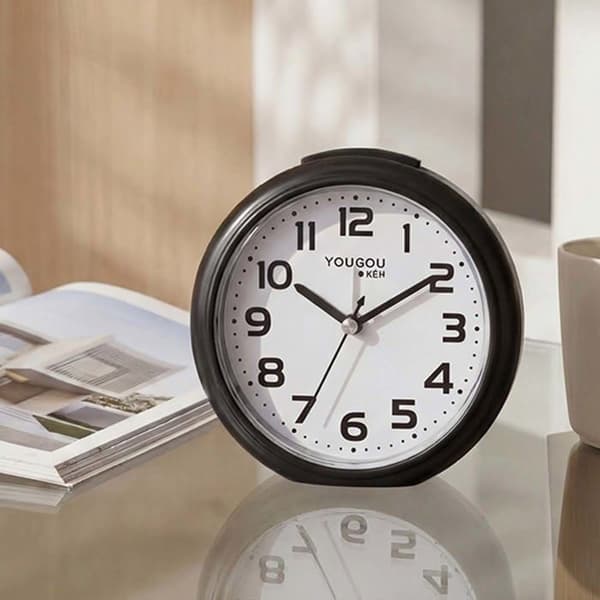 Stille Analog Quartz Vækkeur med Minimalistisk Design i Sort Svart