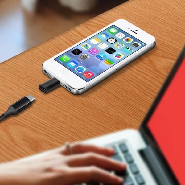 Lightning Female USB C -sovittimen lataus ja synkronointi - hopeanharmaa