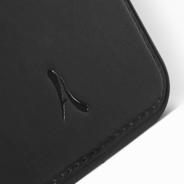 Styvt iPhone 13-fodral i äkta läder Toppsydd finish Akashi Black
