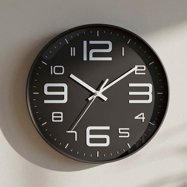 Modern Tyst Väggklocka 26cm Kontrasterande Siffror Svart Sort