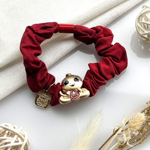 Satin Chouchou - AVIZAR - Leende Orm - Röd - Zodiak Charmar - Chic Elegans Röd