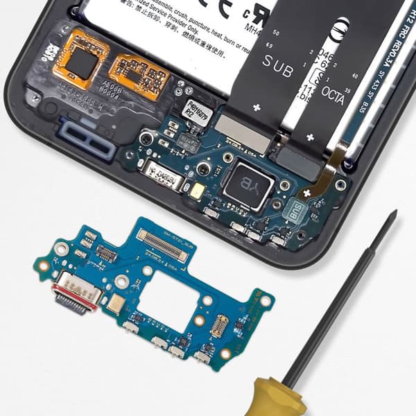 USB-C-latausliitin Galaxy S24 FE:lle SIM-kortinlukijalla ja sinisellä mikrofonilla Blå