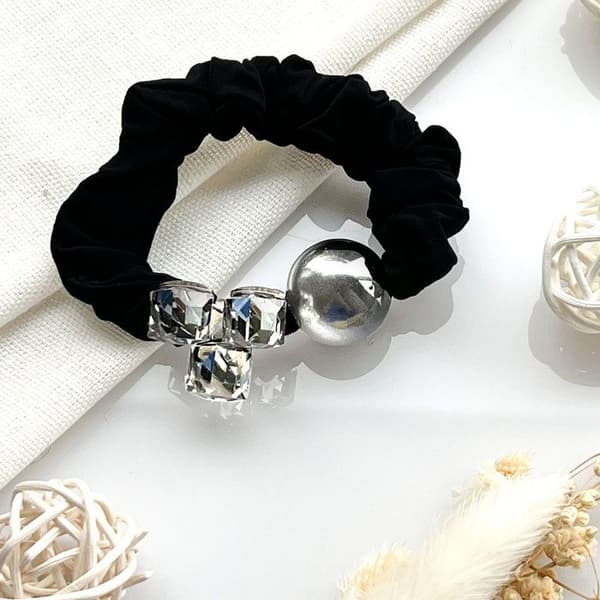 Satin Chouchou - AVIZAR - Sofistikeret - Krystaller - Sølvperle - Sort Svart