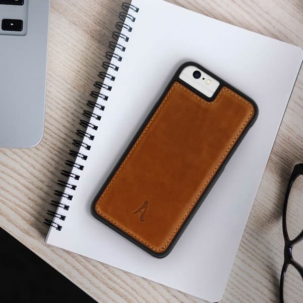 Coque - Akashi - iPhone 8+/7+/6+/6S+ - Ægte Læder - Hårdfør Beskyttelse - Brun kastanj