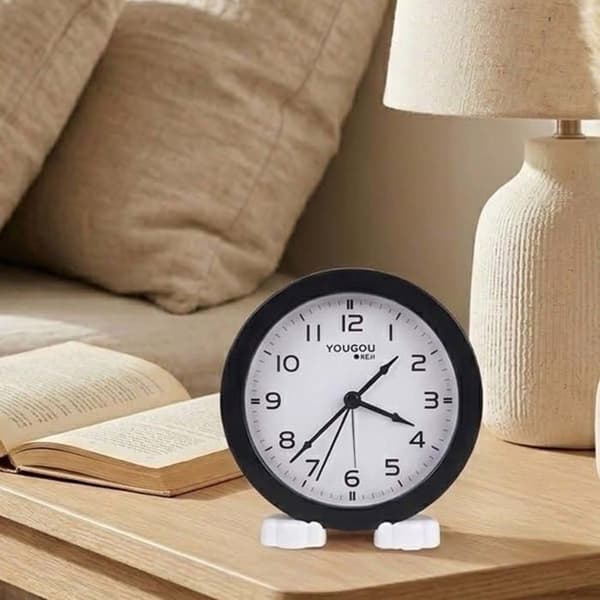 Minimalistisk Sort Analog Vækkeur med Stativ Svart