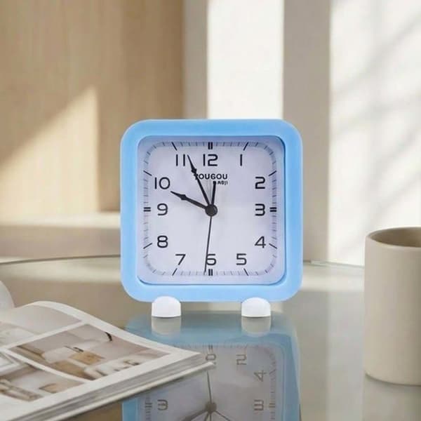 Tyst Analog Klocka med Kvartsverk i Ljusblå Minimalistisk Design Blå