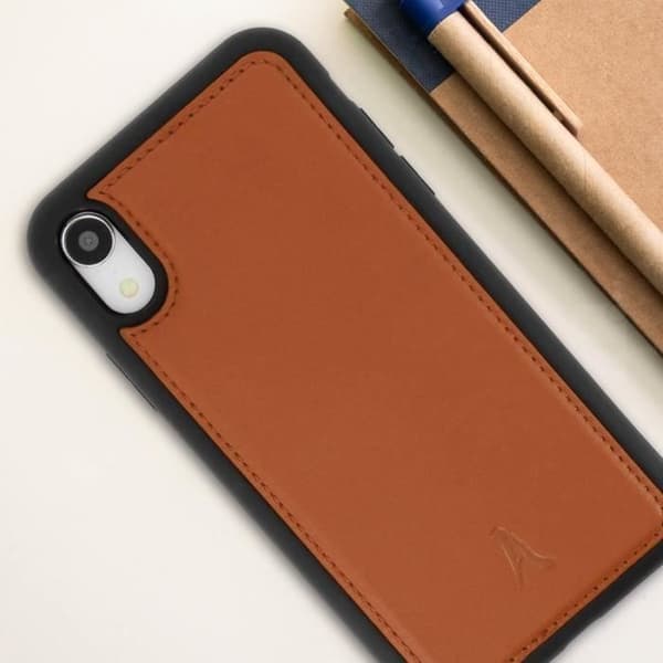 Coque iPhone XR - Akashi - Äkta Läder - Hård - Kamel Brun - Välvda Detaljer Camel Brown