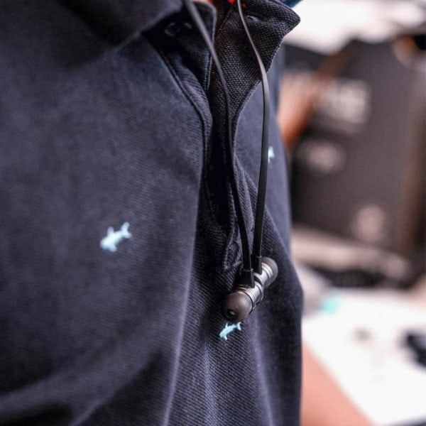 Bluetooth In-Ear hovedtelefoner Magnetisk fjernbetjening + Mikrofon Sort