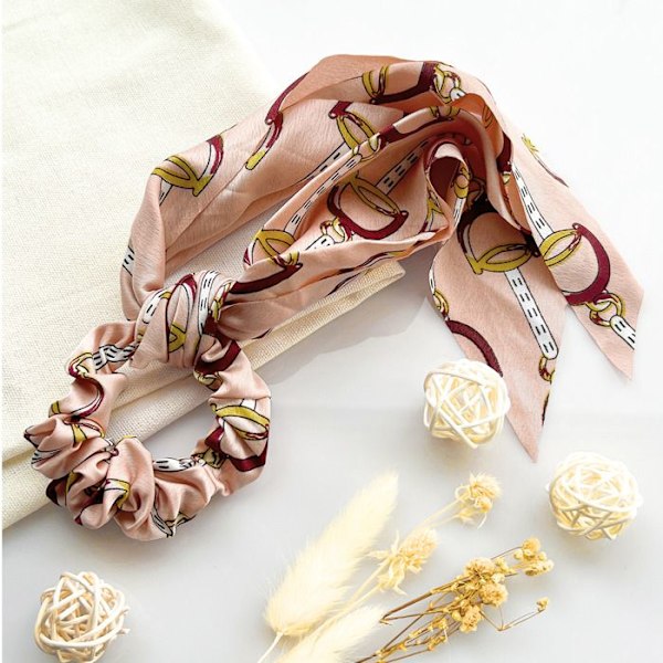 Chouchou Foulard Lang til Hår i Barok Trykt Satin Sublim Rosa Rosa Rosa