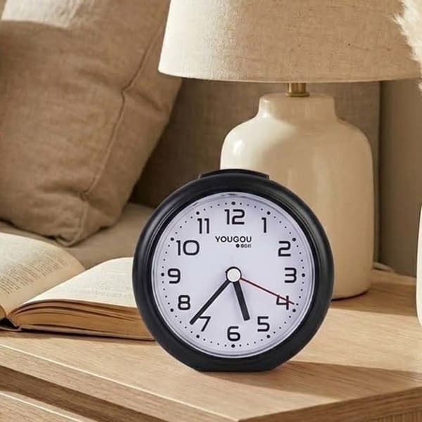 Stille Analog Quartz Vækkeur med Minimalistisk Design i Sort Svart