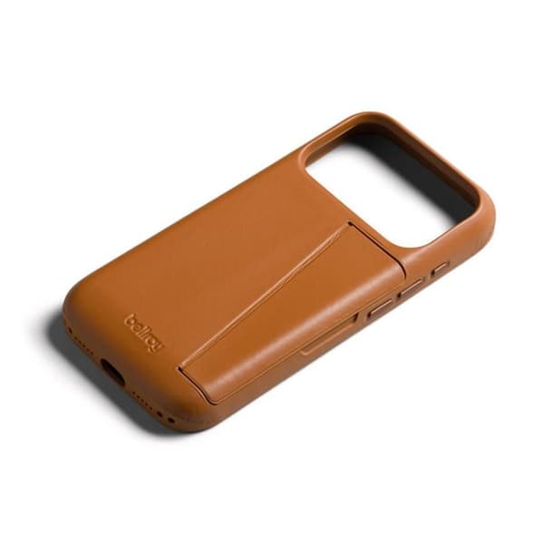 Skal för iPhone 18 Pro / iPhone 17 Pro i läder med 3 kortfack och stöd Bellroy Camel brun