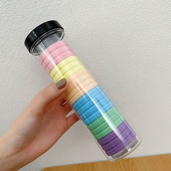 Sæt af elastikker til hår i trendy, komfortable og bløde macaron-farver. Svart