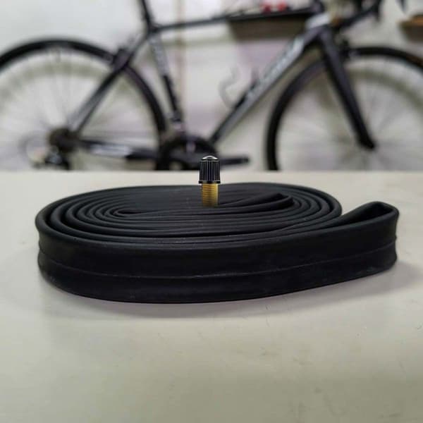 Slange 700×35C til cykel i slidstærk sort gummi