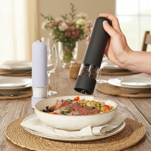Set med 2 elektriska justerbara kvarnar för salt / peppar Cheffinger vit / svart Vit