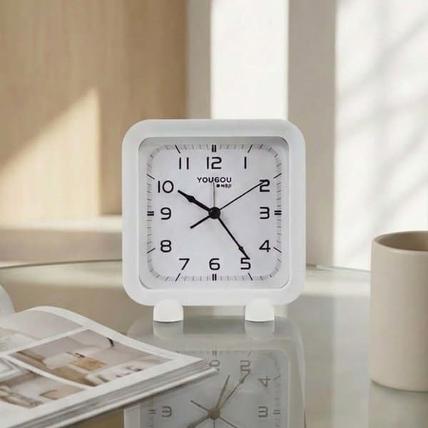 Tyst Analog Klocka med Kvartsverk i Minimalistisk Vit Design Vit
