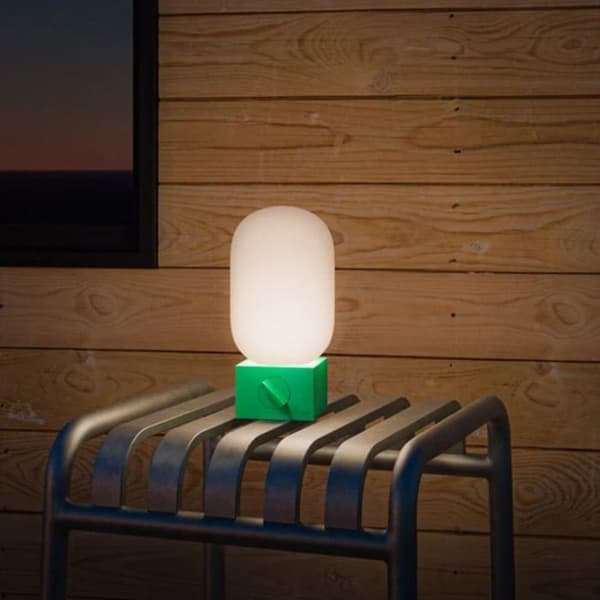Kannettava POP Light IPX4 -sarjan lamppu USB-C-ulkoisella akulla ja Native Union -kaapelilla, vihreä Grön