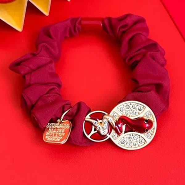 Satin Chouchou - AVIZAR - Röd Orm - Zodiak Charmar - Elegans - Mjuk Röd
