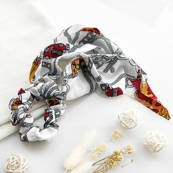 Chouchou Foulard - AVIZAR - Satintryckt Hästtema - Vit - Elegans - Accessoar för Kvinna Vit
