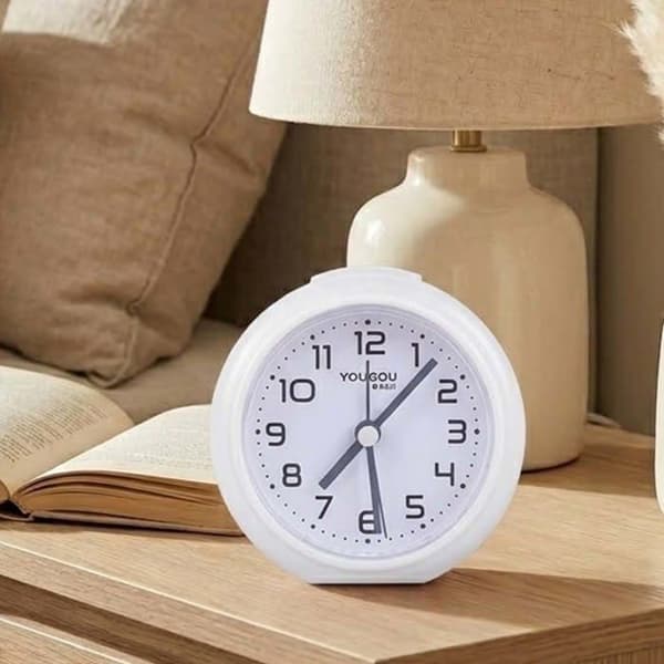 Stille Analog Quartz Vækkeur med Minimalistisk Hvidt Design Vit