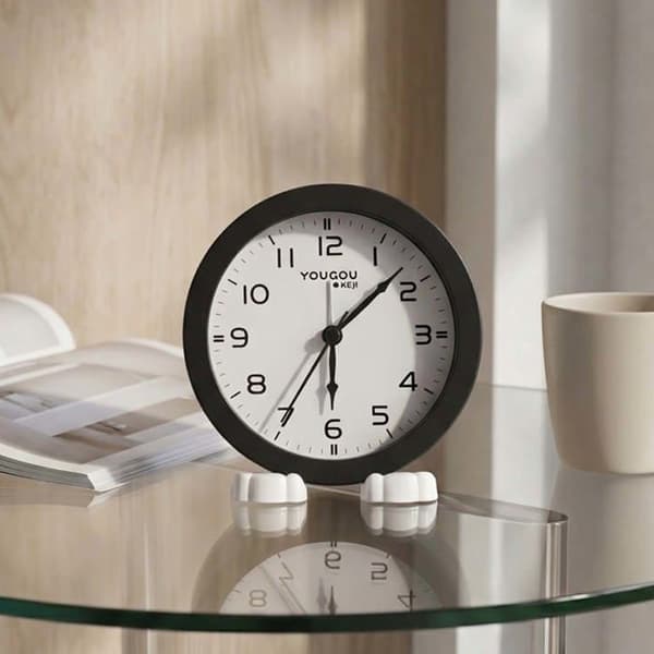 Minimalistisk Sort Analog Vækkeur med Stativ Svart