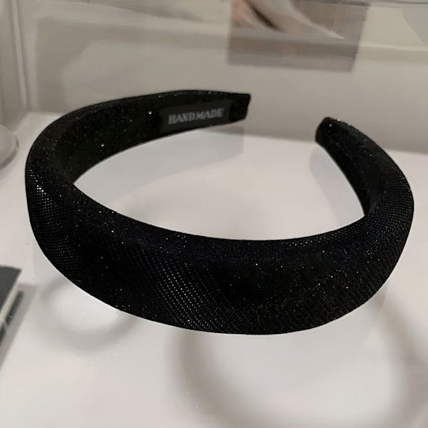 Bred Retro Sort Tofsserret til Hår i Ensfarvet Skinnende Stof Svart