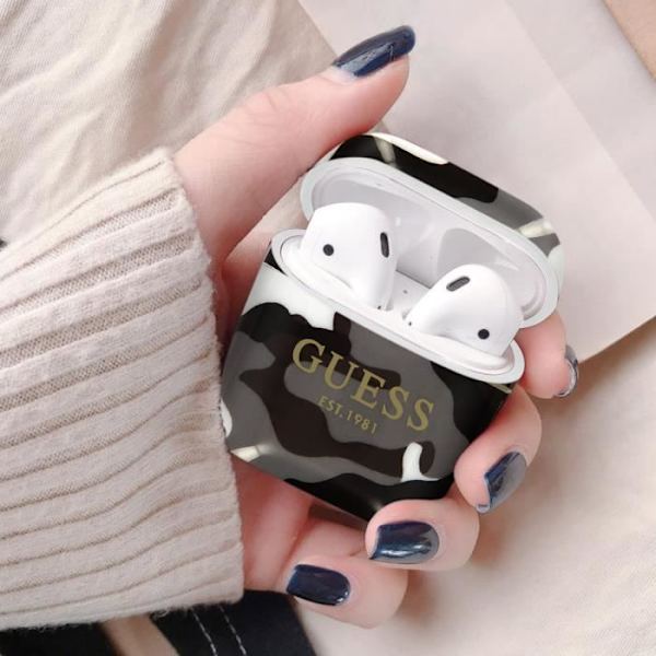 Guess Camouflage Design puolijäykkä silikoninen AirPods-kotelo - harmaa Grå