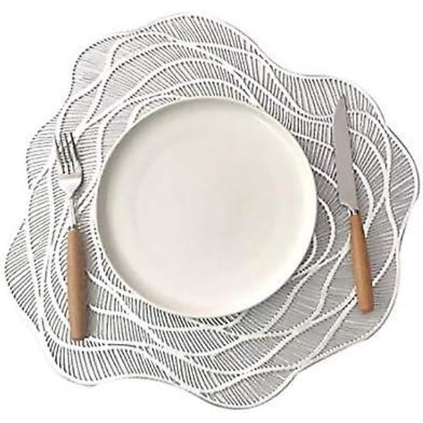 4-osainen set lämmönkestäviä, liukumattomia PVC-pöytämatoja ruusukuviolla hopeaa