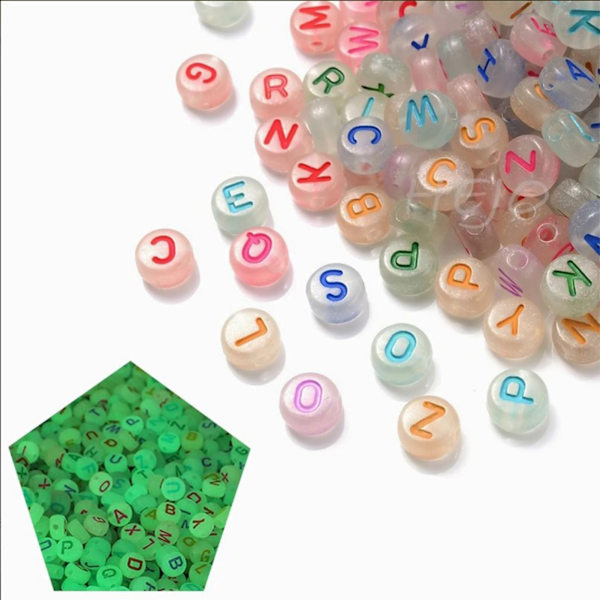 600 stk. alfabetiske perler farverige akryl lysende bogstavperler til DIY håndlavede smykker armbånd halskæde 4x7mm