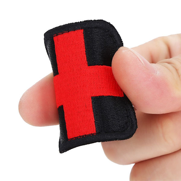Lääketieteellinen risti brodeerattu Patch Hook & Loop -kirjonta applikaatiomerkki vaatekassin hatussa (#1)
