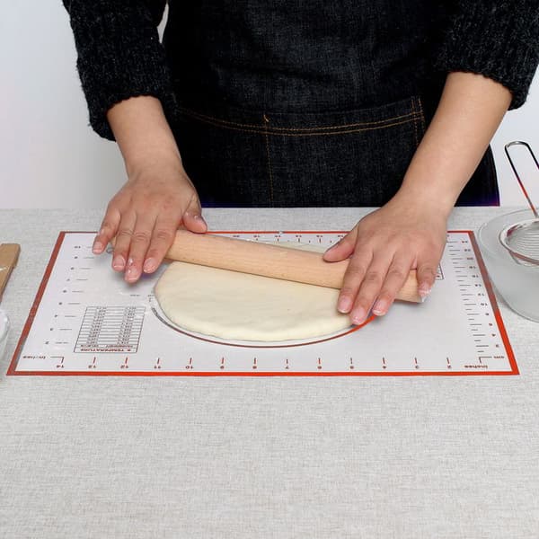 Non-stick silikone bageunderlag med markeringer til æltning af dej, 40x60cm, rød