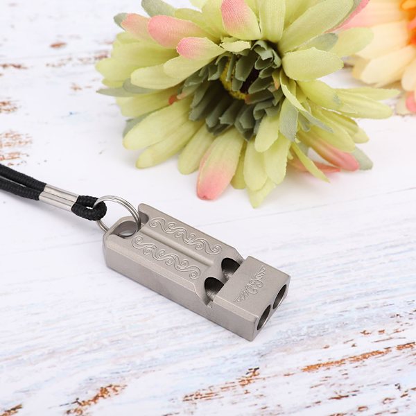 Bärbar dubbelrör Survival Whistle Titanium Alloy Student Outdoor Emergency Whistle med rep