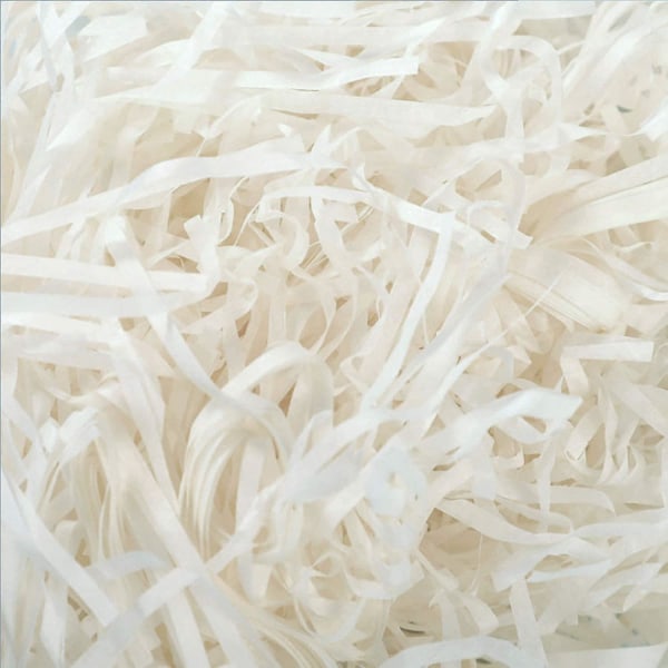 200 g hvitt strimlet papir for gavedekorasjon, kurvfylling og innpakning
