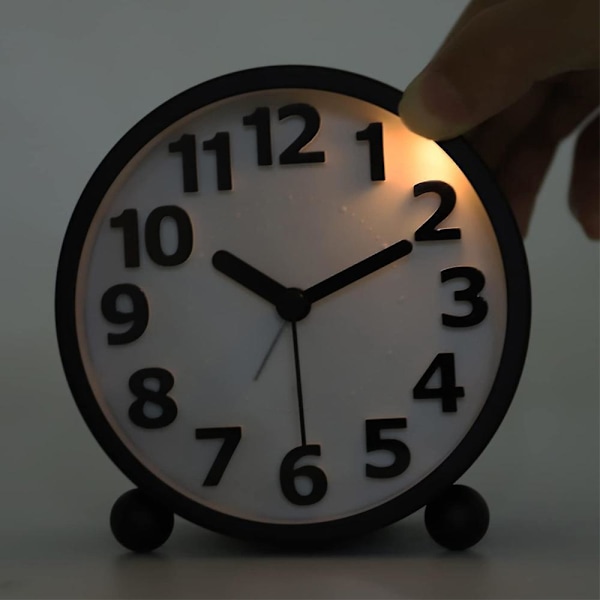Tyst Analog Väckarklocka, Svart Metall Stora 3D-Siffror, Snooze-Funktion, Icke-Tickande Bordsklocka med Nattlampa Sängklocka 10,5cm