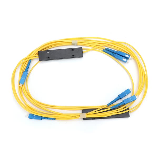 2 stk 1x2 fiberoptisk splitter innsettingstap 3,8dB.MAX kanaluniformitet 0,6dB.MAX